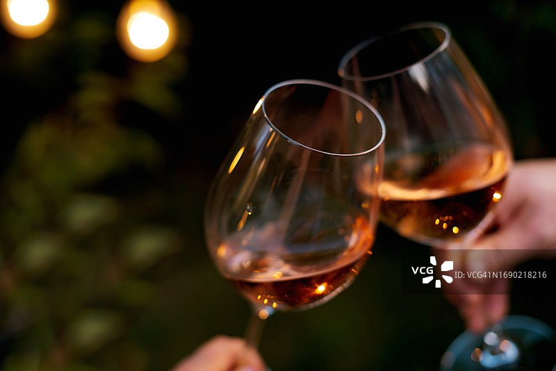 情侣碰酒杯图片素材