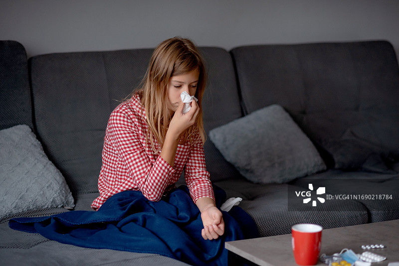 用纸巾擦鼻涕的女孩图片素材