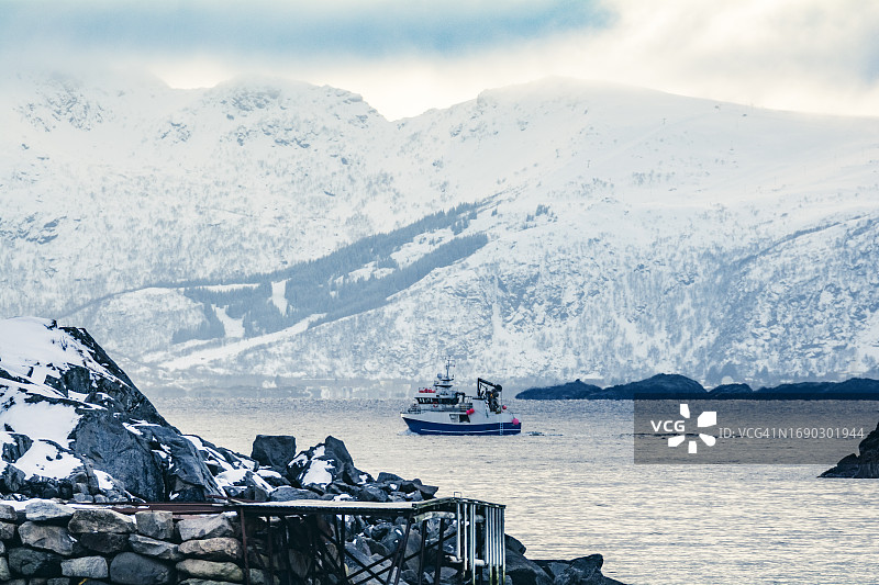 罗弗敦群岛雪景冬季风光中的渔船图片素材