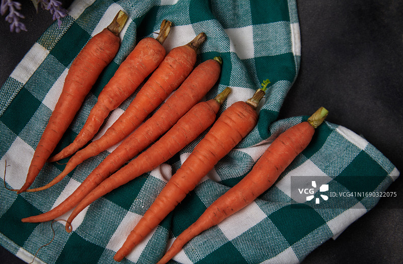 用布擦干胡萝卜图片素材