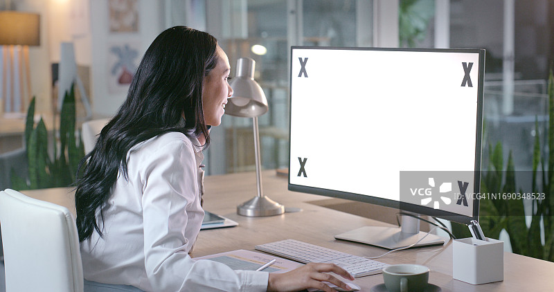 屏幕样机，夜晚和使用电脑进行在线营销、研究和业务的女人图片素材