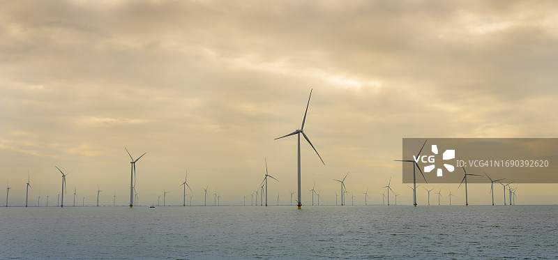海上现代风车图片素材