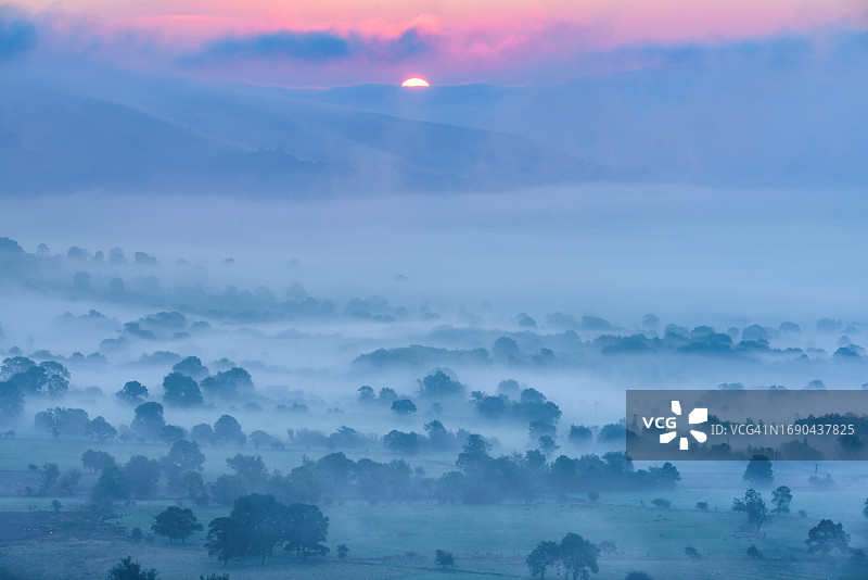 宁静的峰区日出图片素材