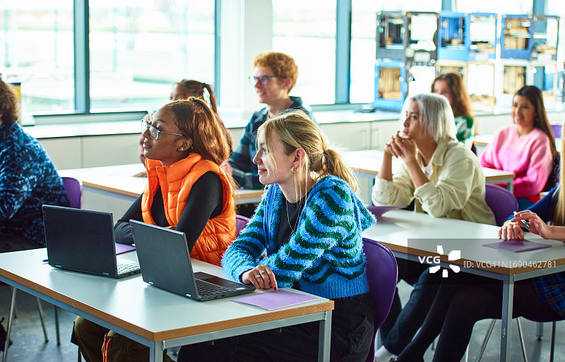 多种族学生在课堂上听讲图片素材