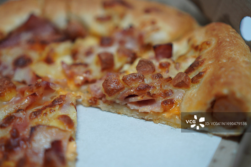 纸盒装培根披萨和披萨酱奶酪，美食背景图片素材