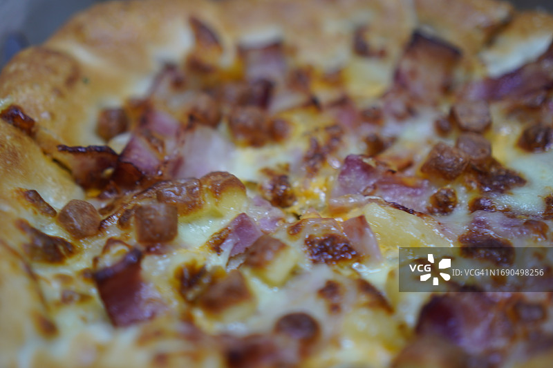 纸盒装培根披萨和披萨酱奶酪，美食背景图片素材