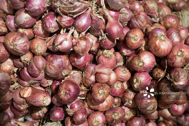 现代市场篮装有机辛辣干葱图片素材