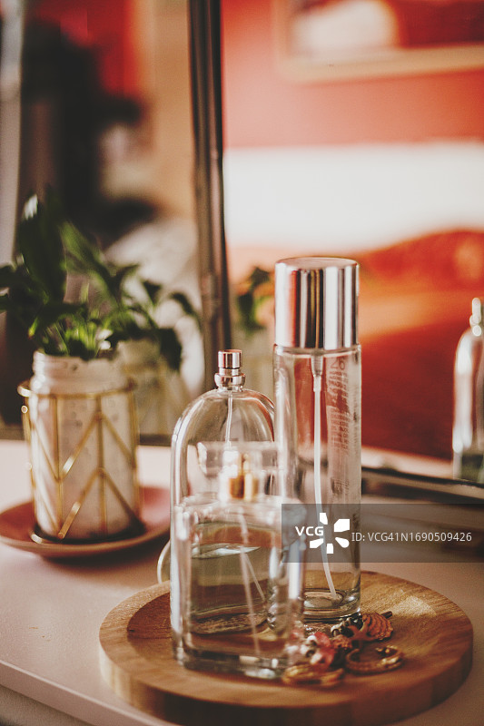 梳妆台上的香水瓶图片素材