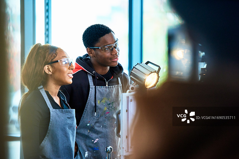 技术学院学生在金属车间上课图片素材