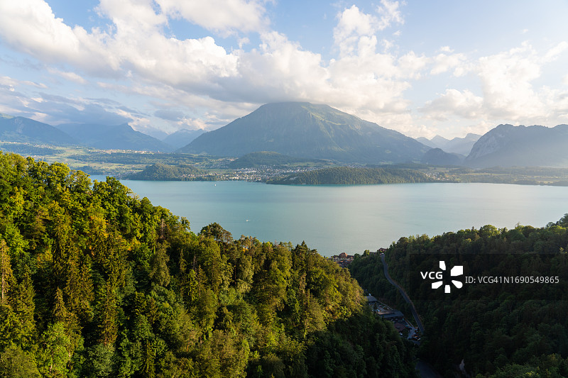 瑞士伯尔尼高地图恩湖航拍图片素材