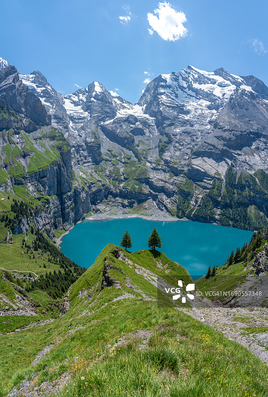 厄希嫩湖和雪山，瑞士阿尔卑斯山，坎德施泰格图片素材