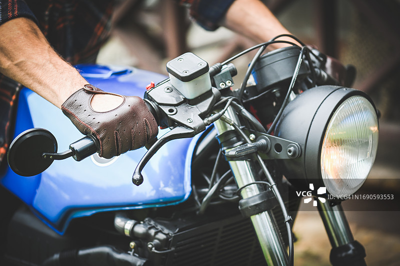 男子坐在摩托车上图片素材