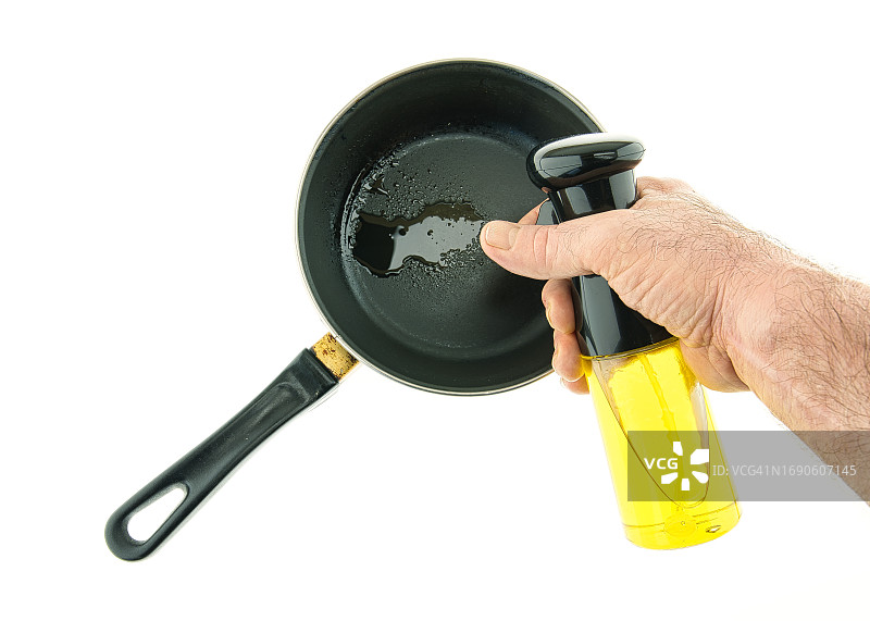 在平底锅上喷橄榄油以节省用量图片素材