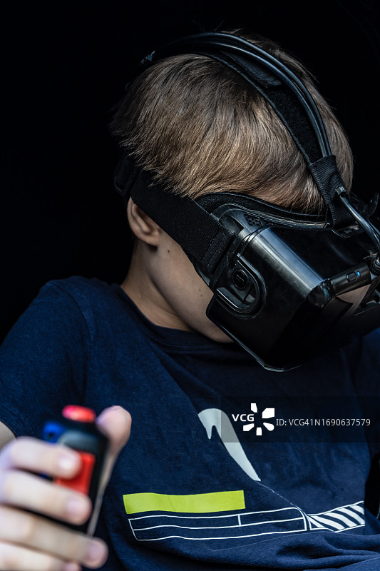 男孩玩VR虚拟现实游戏图片素材