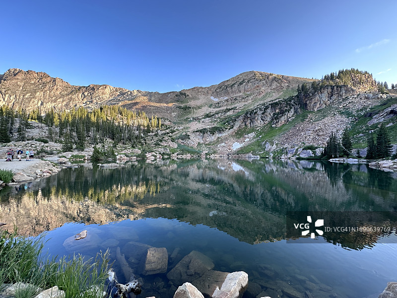 美国犹他州阿尔塔，锡克雷特湖中沃萨奇山的倒影图片素材