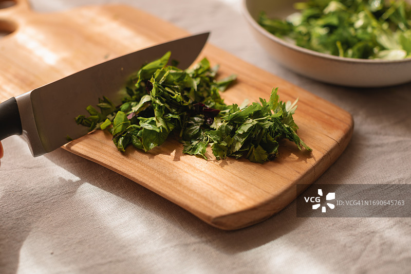 在砧板上切碎香菜的特写图片素材