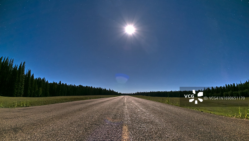 月光下向南行驶的亚利桑那州67号公路，美国亚利桑那州图片素材