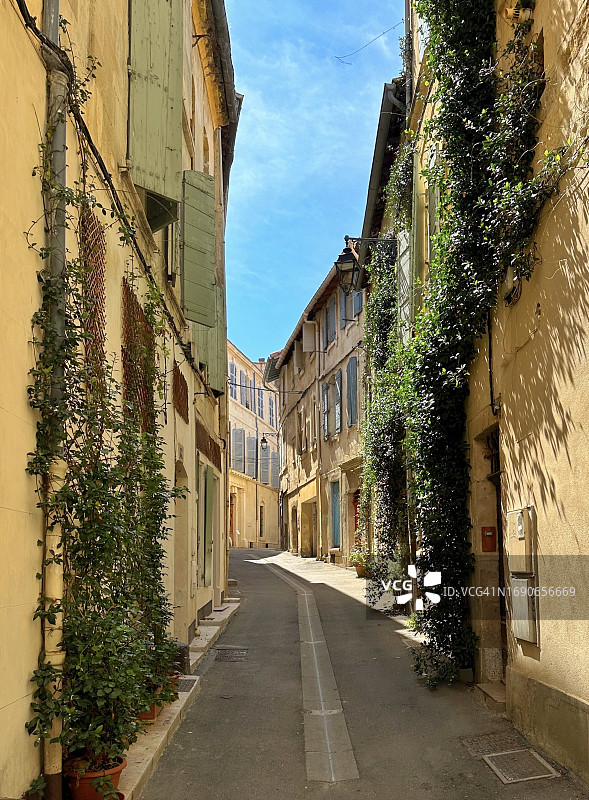 法国阿尔勒夏季空旷街道图片素材