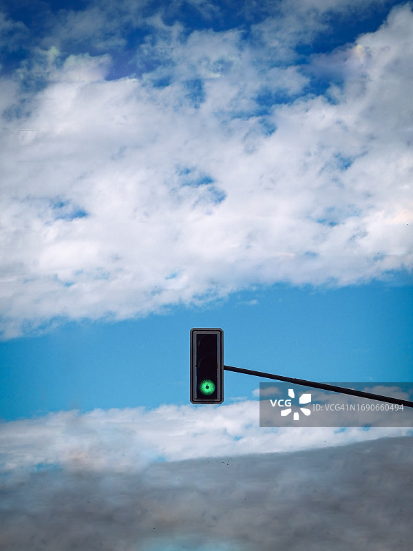 蓝天白云下的红绿灯图片素材