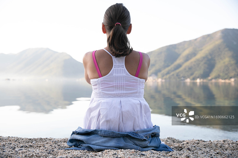 女人独自坐在海边图片素材