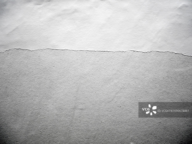 法国巴黎墙上粘贴和撕毁的白色和灰色空白海报特写图片素材