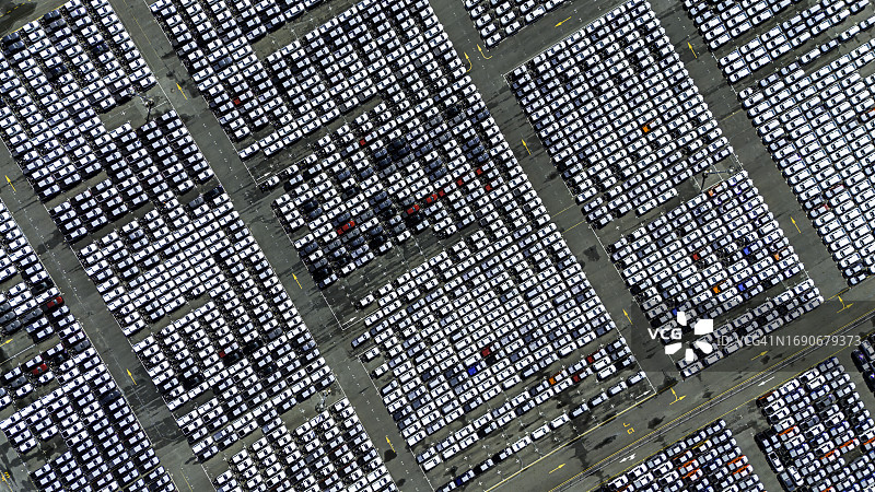 港口内排列的新车鸟瞰图，用于进出口图片素材