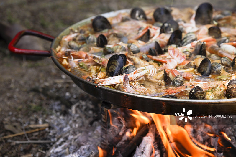 用木柴烹饪的海鲜饭图片素材