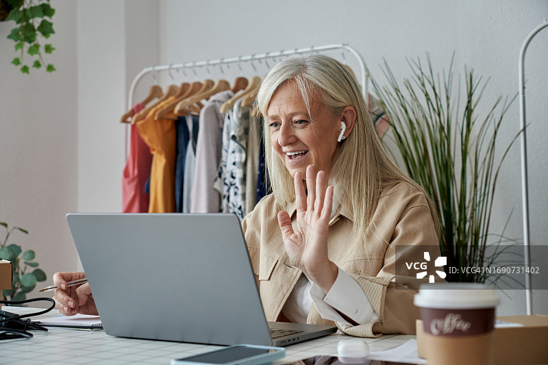 快乐的设计师正在进行在线通话图片素材