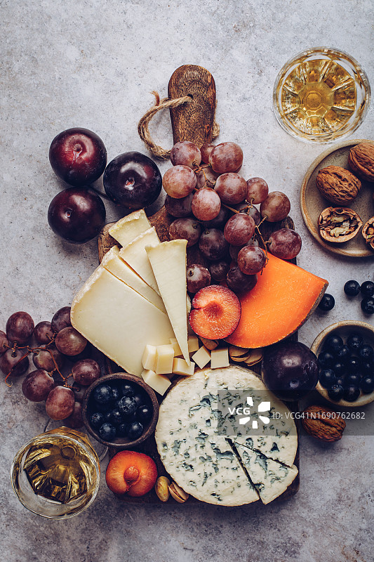 奶酪开胃拼盘，配水果葡萄核桃李子图片素材