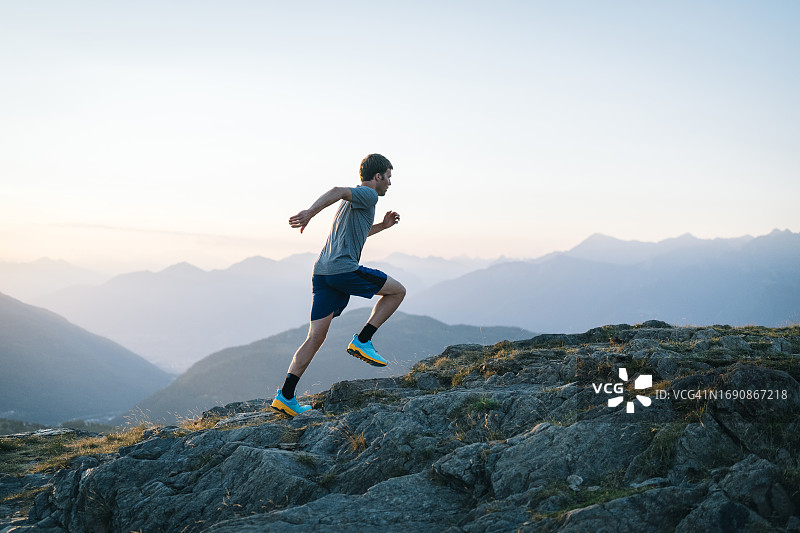 越野跑者攀登山脊图片素材