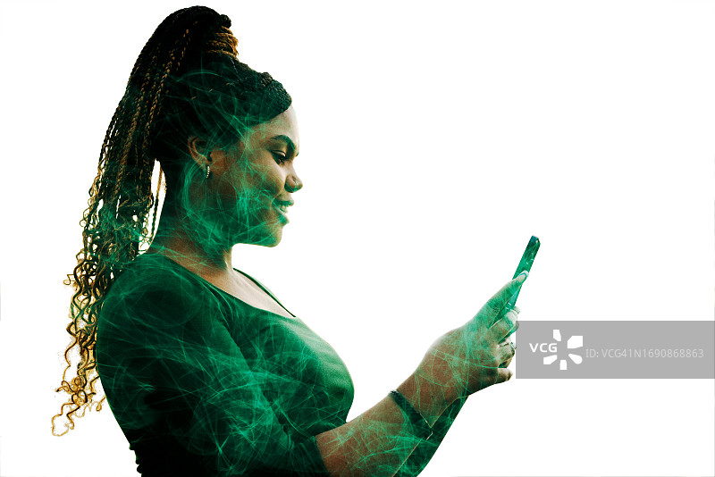 女人使用带有电子云的智能手机图片素材