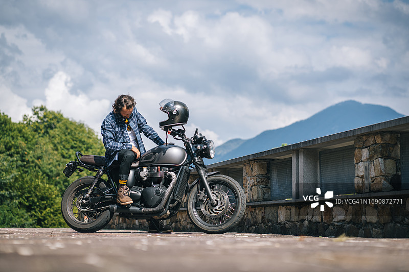 摩托车停在鹅卵石路上图片素材