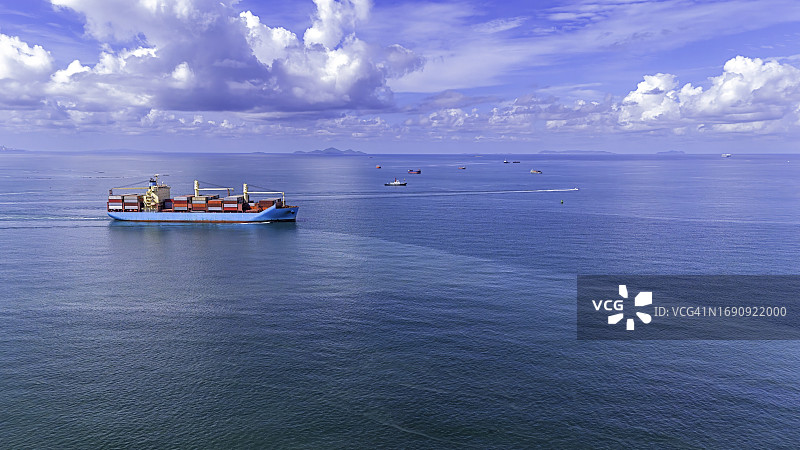 蓝色天空下海上大型货船鸟瞰图图片素材