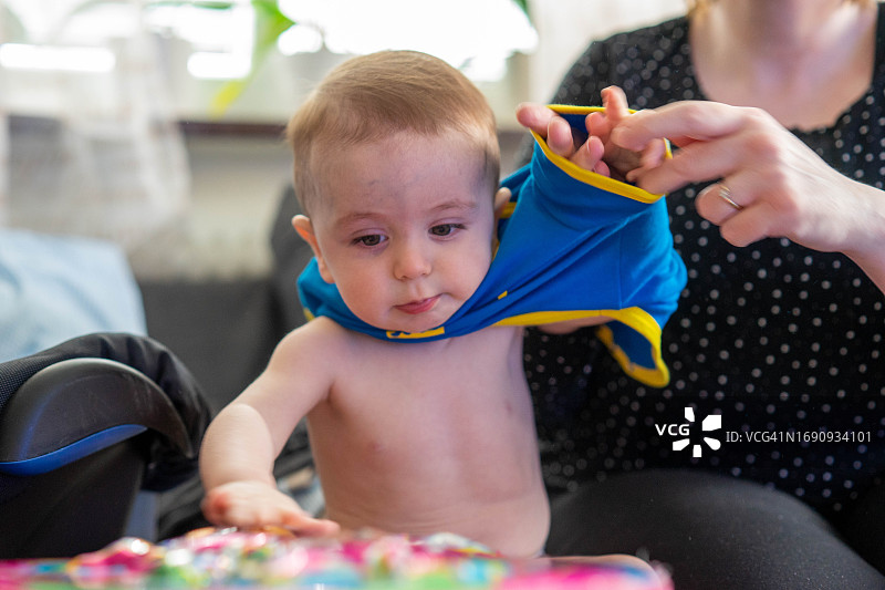 小男孩穿衣服图片素材