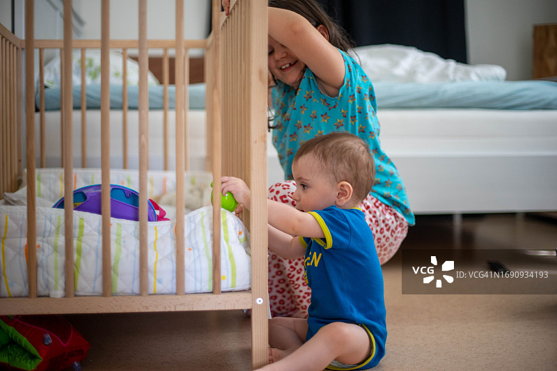 男孩和妹妹一起玩耍图片素材