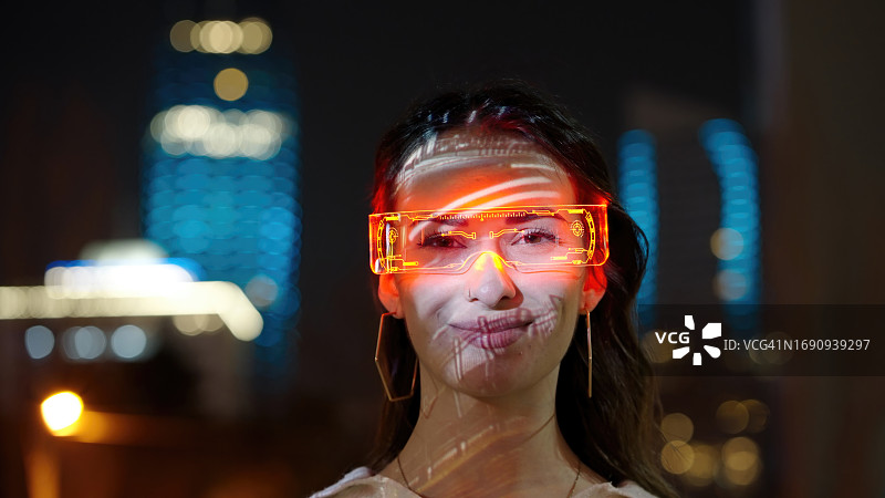戴增强现实眼镜的年轻女子图片素材