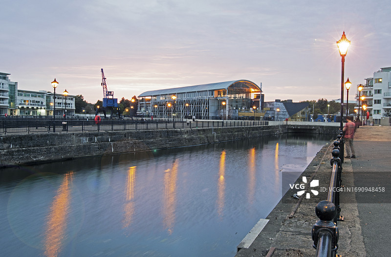 黄昏时分卡迪夫码头被照亮的“Techniquest”科学中心图片素材