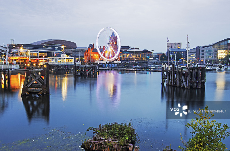 黄昏时分卡迪夫码头重建区的摩天轮图片素材