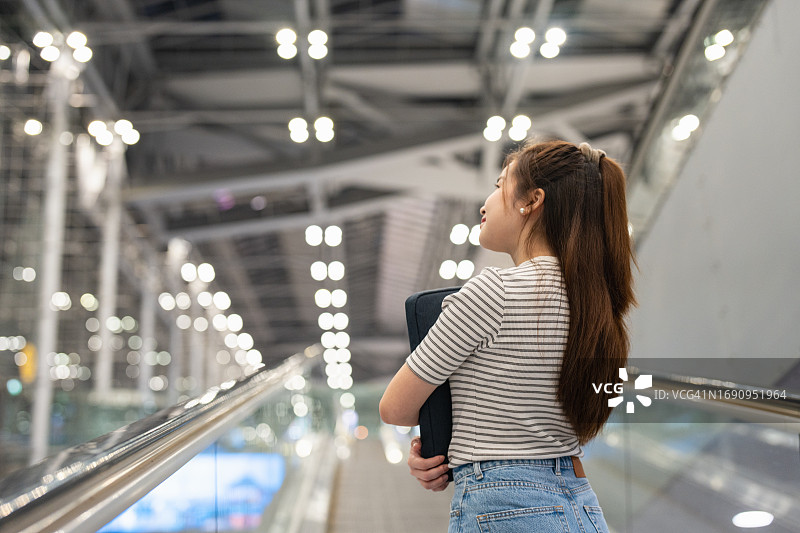 年轻女商人出差图片素材