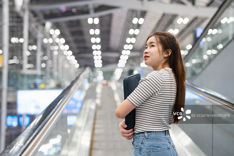 年轻亚洲女商人在机场候机图片素材