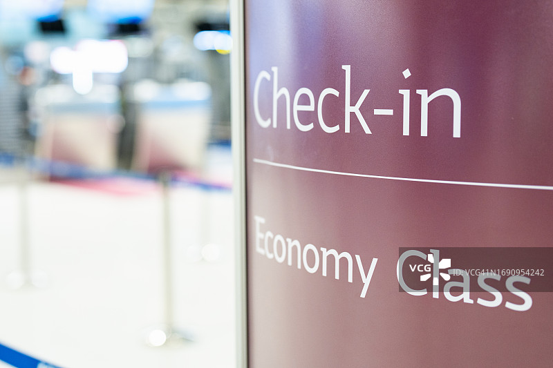 在机场办理经济舱登机手续图片素材
