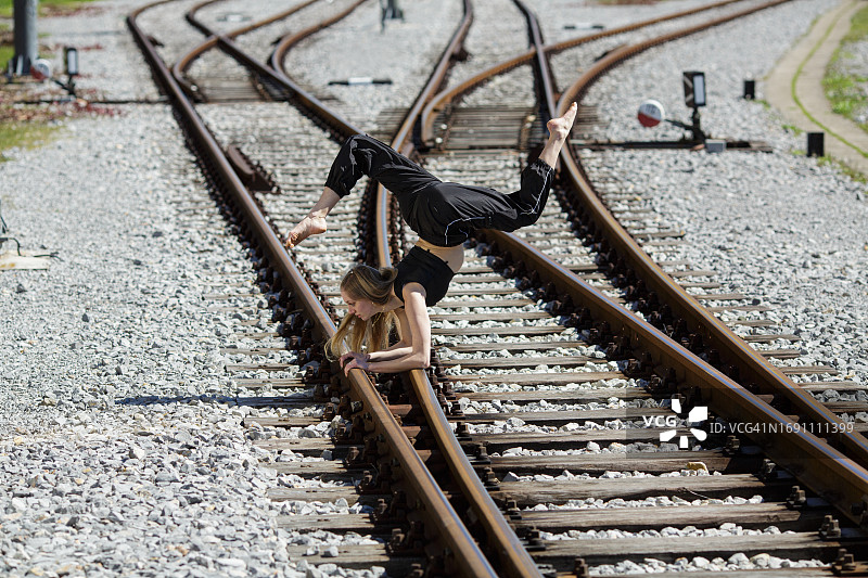 铁路轨道上的城市舞者图片素材