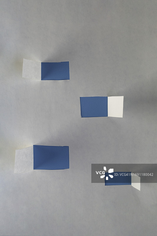 带有矩形镂空窗口和蓝色背景的空白白纸图片素材