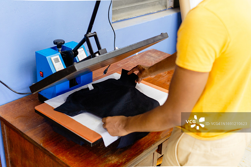 在铁升华上工作的人，印刷和平面设计概念图片素材