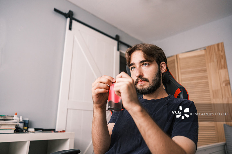 年轻的白人男子与朋友在线直播图片素材