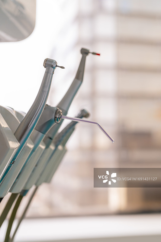 牙医工具和设备的垂直照片图片素材