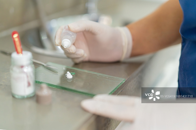牙医使用牙齿美白凝胶进行牙齿美白护理图片素材