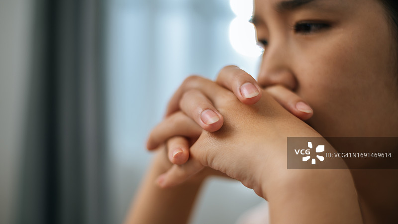 遭遇网络银行诈骗后，一位压力大的年轻女子图片素材