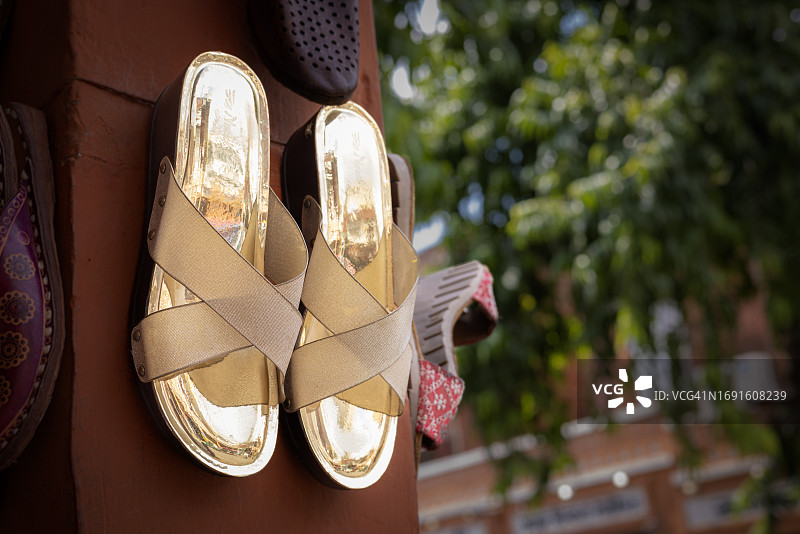 待售的金色鞋子图片素材