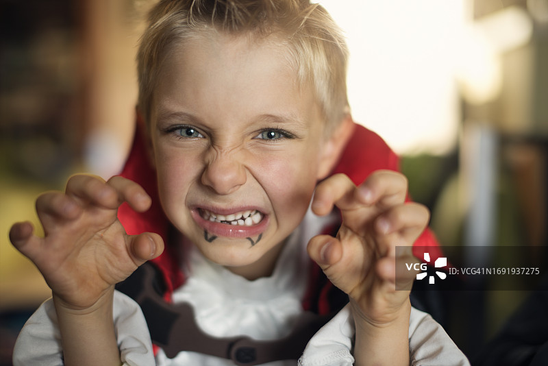 万圣节主题：装扮成吸血鬼的超可爱小男孩图片素材